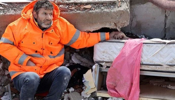 Deprem yıl d&ouml;n&uuml;m&uuml;nde Stand-Up reklamı tepki &ccedil;ekti: Arzu Sabancı eleştirilerin odağında - Resim : 4