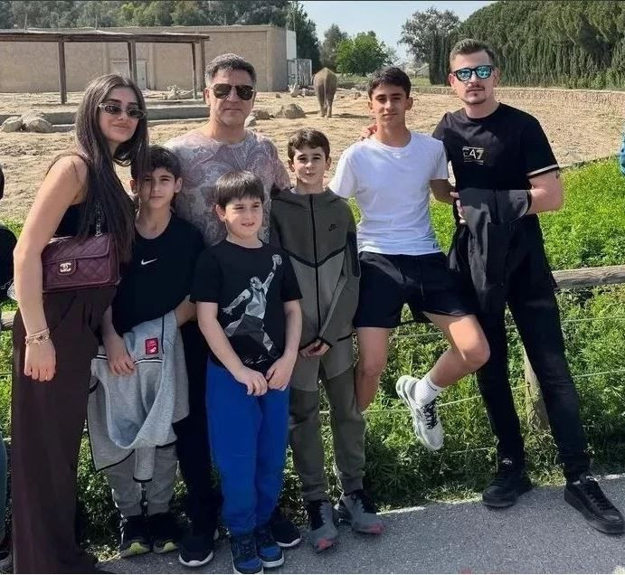 İzmir’den İstanbul’a aşk gezisi: 9 çocuk babası İzzet Yıldızhan eşi Ajda ile Galataport İstanbul’da yürüyüşte yakalandı - Resim: 17