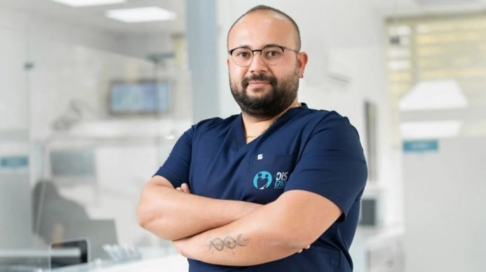 Berlin Duvarı önünde öpücük partiyi karıştırdı: AKP'li meclis üyesi Mehmet Ergüneş eşiyle dudak dudağa! - Resim: 12