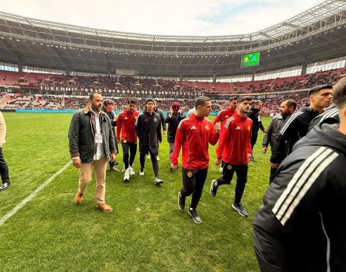 Türkiye'de şampiyonluk maçı öncesi saha karıştı: Maç sonucuna herkes şaştı kaldı - Resim: 1