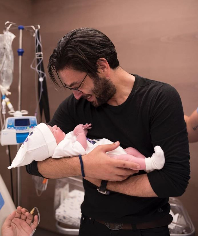 Topu ve şortu kendisinden büyük minik çocuk kim? Bugün milyonların izlediği Uzak Şehir'in yıldız oyuncusu - Resim: 30