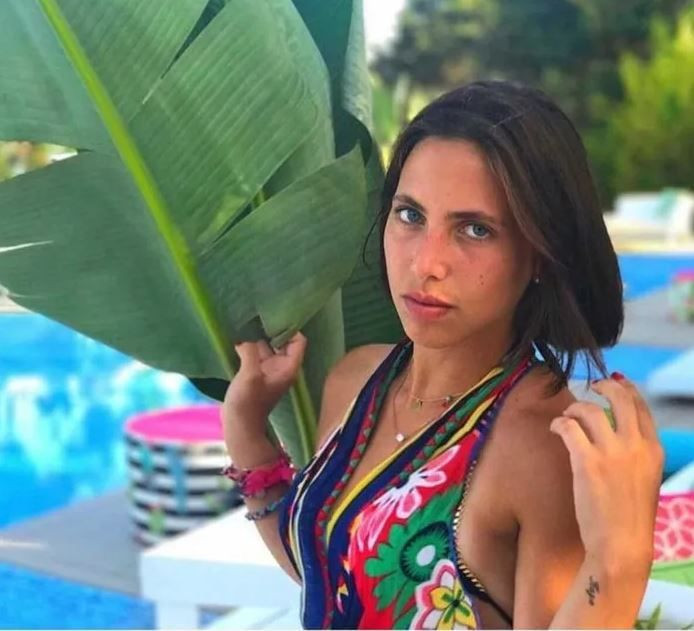 Hülya Avşar'ın kızı Zehra doğallığıyla büyüledi: Beyazlar içinde zarafet - Resim: 2