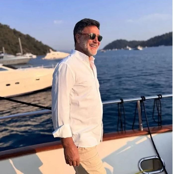 İzmir’den İstanbul’a aşk gezisi: 9 çocuk babası İzzet Yıldızhan eşi Ajda ile Galataport İstanbul’da yürüyüşte yakalandı - Resim: 7