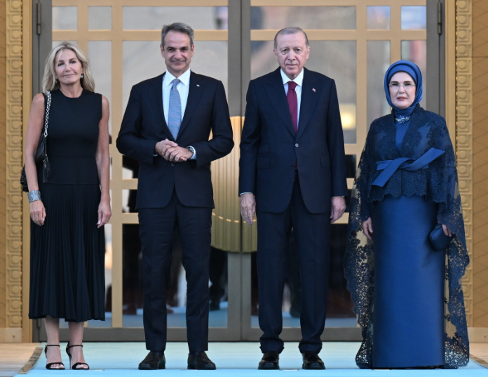 Yunan Başbakan Miçotakis'e 'Ceddin deden' sürprizi - Resim : 1
