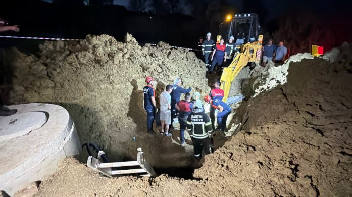 Su kuyusuna hortum bağlarken baba ve oğul göçük altında kaldı - Resim : 1
