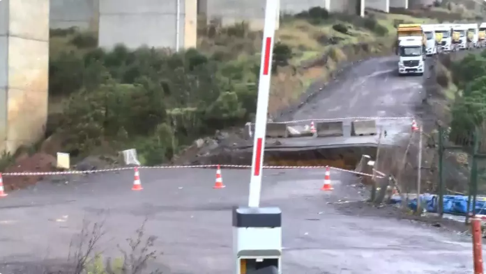 Sarıyer'de yol çöktü! Araçlar dereye uçtu - Resim : 1