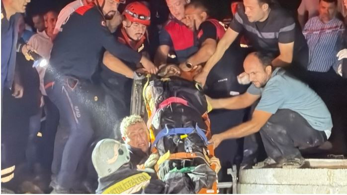 Su kuyusuna hortum bağlarken baba ve oğul göçük altında kaldı - Resim : 4