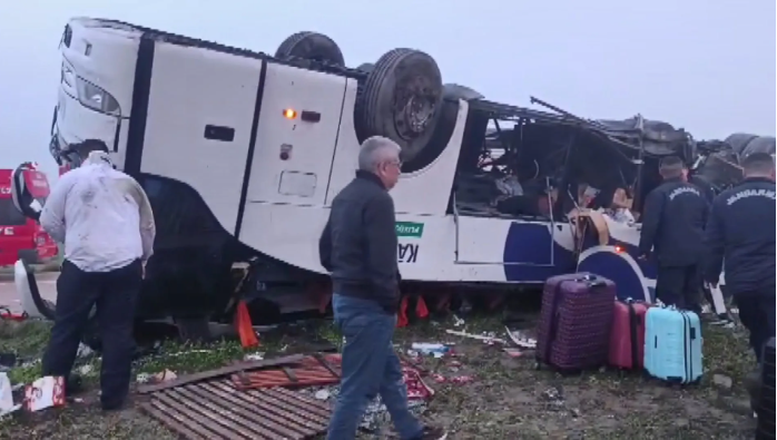 Bayram sabahı Adana'da feci kaza: 2 ölü, 19 yaralı - Resim : 1