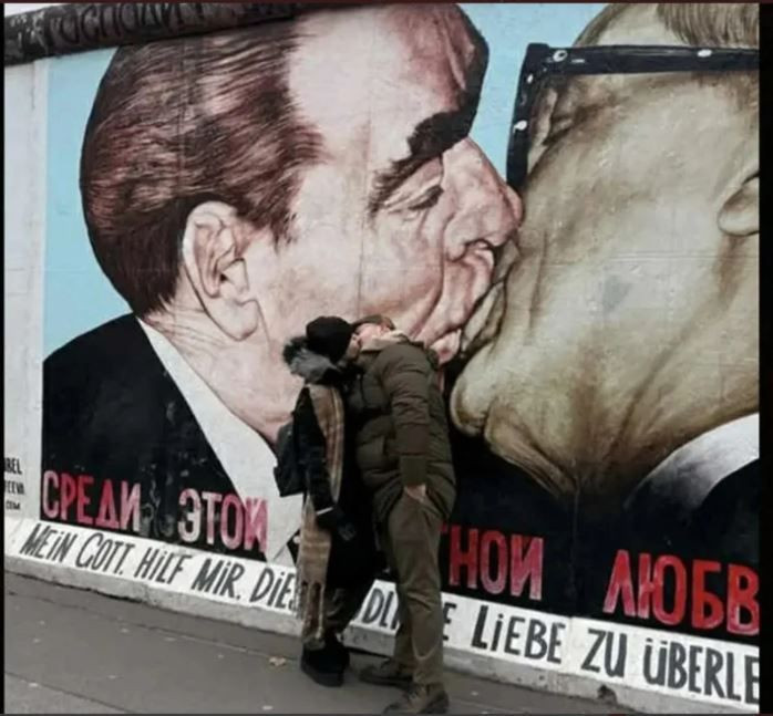 Berlin Duvarı önünde öpücük partiyi karıştırdı: AKP'li meclis üyesi Mehmet Ergüneş eşiyle dudak dudağa! - Resim: 13