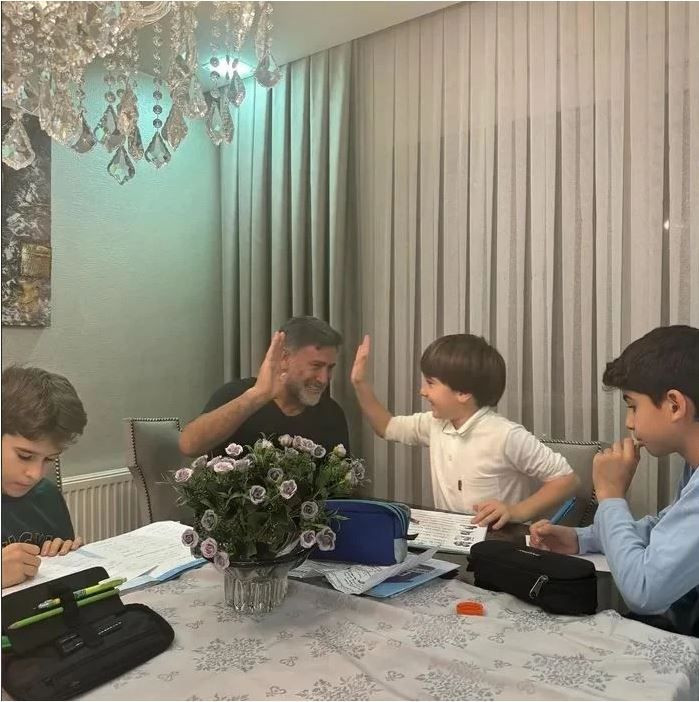 İzmir’den İstanbul’a aşk gezisi: 9 çocuk babası İzzet Yıldızhan eşi Ajda ile Galataport İstanbul’da yürüyüşte yakalandı - Resim: 18