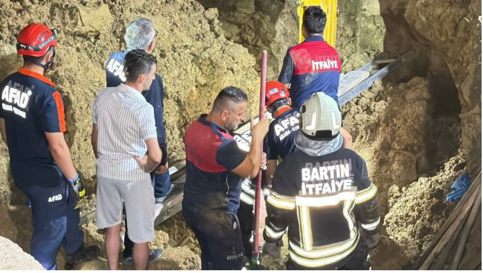 Su kuyusuna hortum bağlarken baba ve oğul göçük altında kaldı - Resim : 3