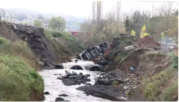 Sarıyer'de yol çöktü! Araçlar dereye uçtu - Resim : 2