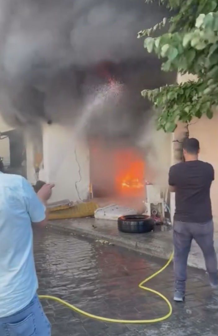 Alevlerin arasına hortumla daldılar: Beyoğlu’nda korku dolu anlar - Resim : 1