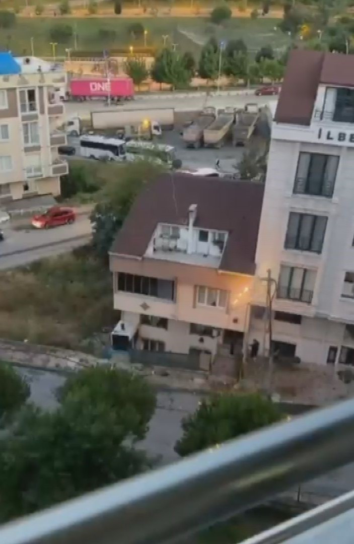 Ardı ardına patladı: Film izler gibi izlediler: Arnavutköy’de mahalle sokağa döküldü - Resim : 4