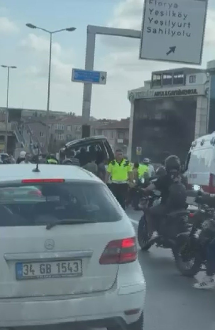 D-100 otoyolda araç bariyerlere ok gibi saplandı: Yaralılar var - Resim : 3