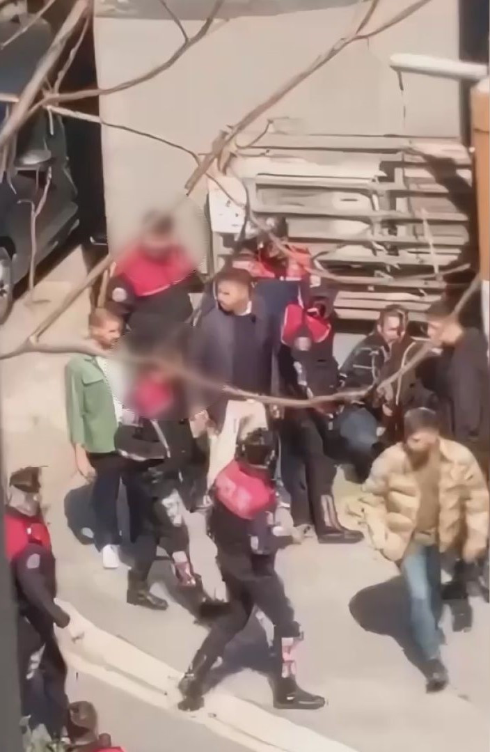 Şüpheli böyle etkisiz hale getirildi: Beşiktaş’ta plaza önü savaş alanına dönmüştü - Resim : 1