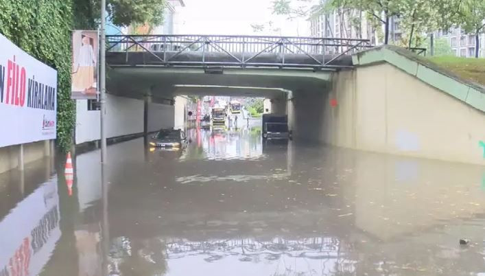 Yaz yağmuru yağdı, İstanbul'u sel bastı...Yollar göle döndü - Resim: 9