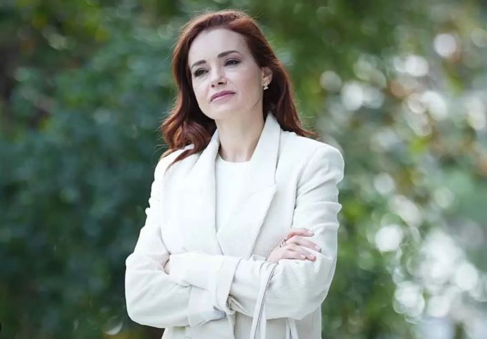 Özgü Namal'a yeni dizi teklifi: Yanıtı merak konusu oldu - Resim : 1