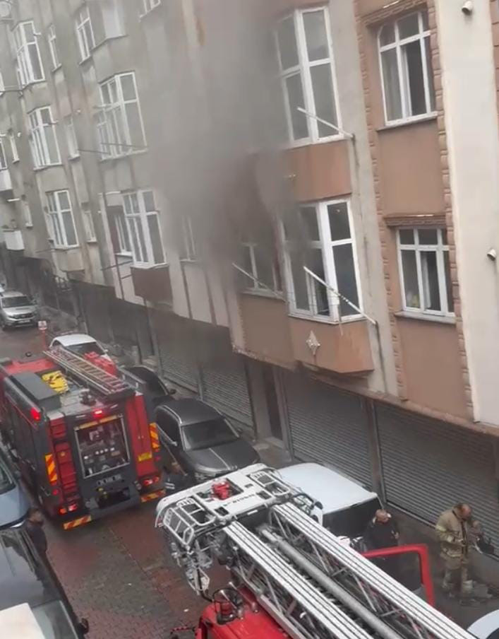 Dumanlar tüm binayı sardı: Üst katlarda can pazarı - Resim : 1