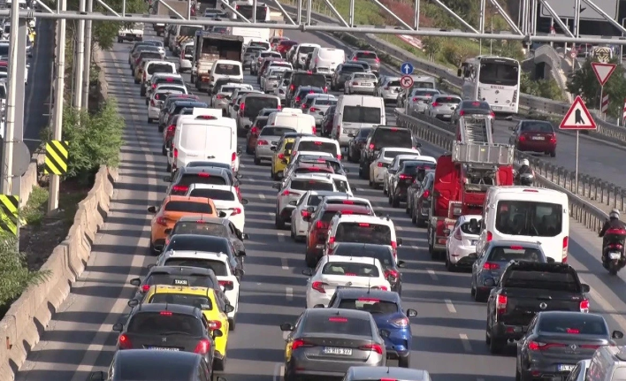 İstanbul’da trafik yoğunluğu yüzde 71’e ulaştı: Ana arterlerde kilitlenme - Resim: 13