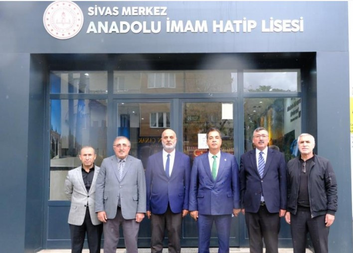 Sivas'ta duygulandıran buluşma: Öğrencisi olduğu okula rektör döndü - Resim : 2