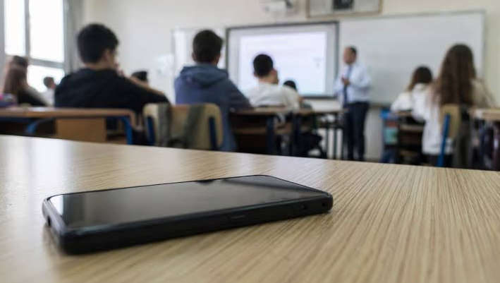 Yeni düzenleme hayata geçti: Fransa'da liselerde cep telefonu yasağı başladı - Resim: 5