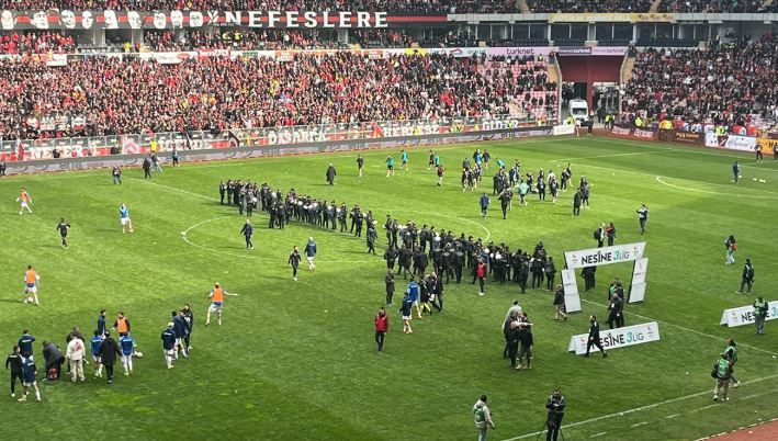 Türkiye'de şampiyonluk maçı öncesi saha karıştı: Maç sonucuna herkes şaştı kaldı - Resim: 4