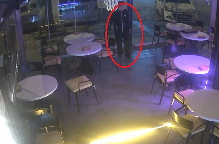 Hırsızlık i&ccedil;in girdi; ısındı, yemek yedi, televizyon izledi... Gen&ccedil; hırsızın rahatlığı pes dedirtti - Resim : 1