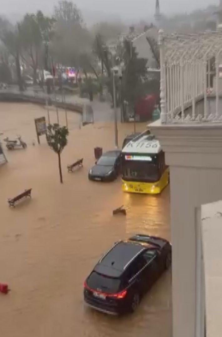 Sarıyer'de onlarca araç sular altında kaldı: İETT otobüsünde can pazarı - Resim : 1