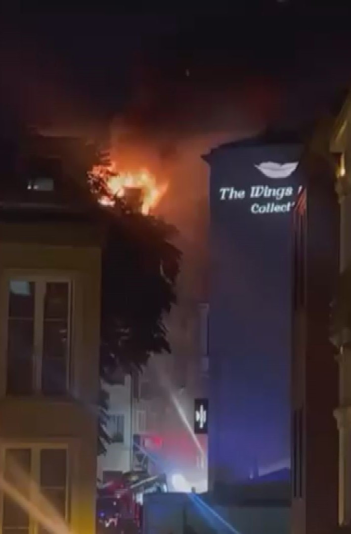 Taksim'de yangın paniği: 6 katlı binada alevler yükseldi - Resim : 1