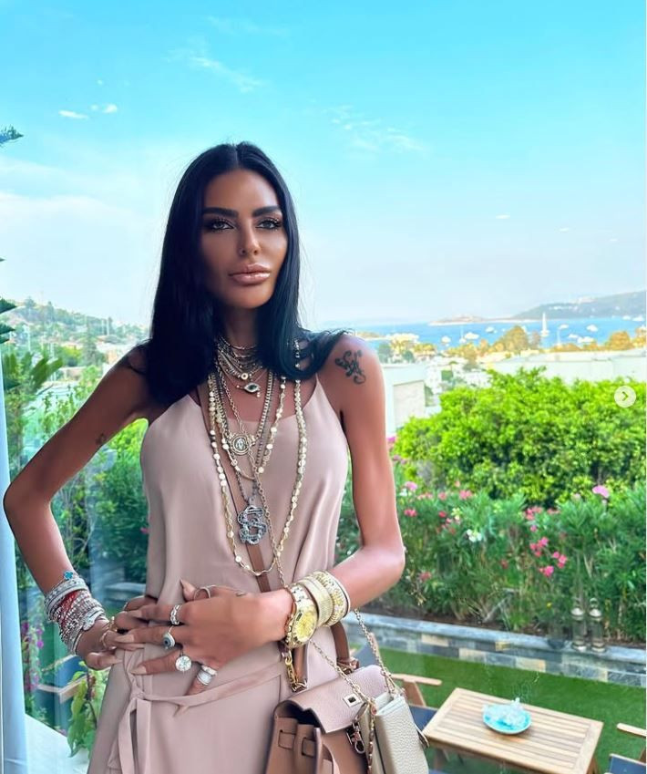 Türkiye'nin 'Paris Hilton'u Süreyya Yalçın'a dudak uçuklatan sürpriz: Ozan Baran çıtayı zirveye çıkardı: eşine 727 Milyon TL'lik jet aldı! - Resim: 37