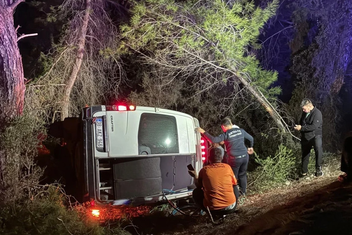 Dağcıları taşıyan minibüs şarampole devrildi: 15 yaralı - Resim : 1