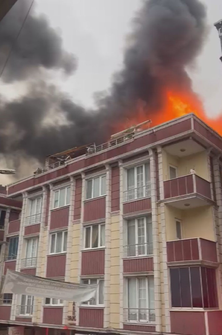 5 katlı binanın en üst katı alevlere teslim oldu: Çatıda can pazarı - Resim : 3