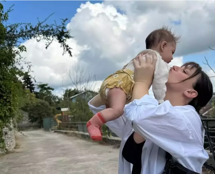 8 ay önce anne olmuştu: Gizem Karaca kızının yüzünü ilk kez paylaştı - Resim: 2