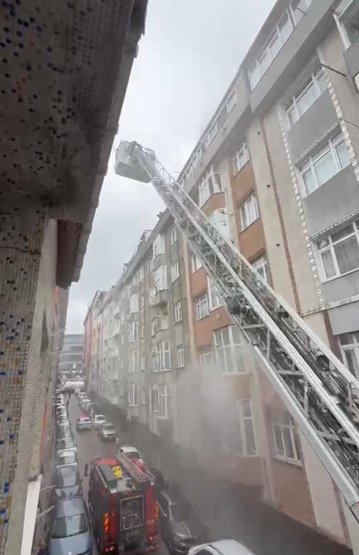 Dumanlar tüm binayı sardı: Üst katlarda can pazarı - Resim : 2