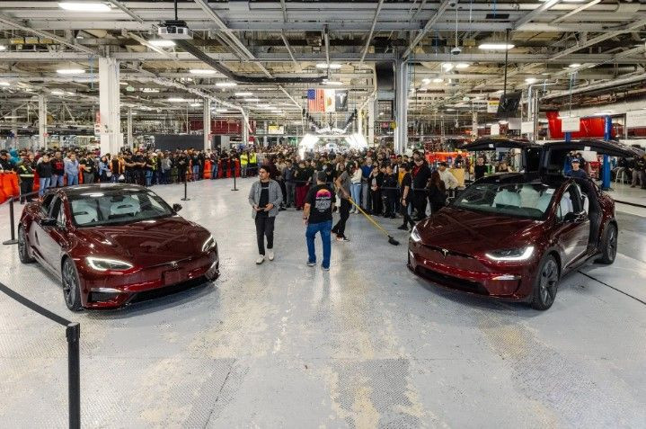 Tesla iki modelin üretimini durdurdu - Resim: 1