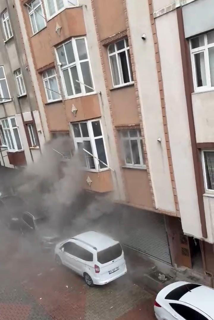 Dumanlar tüm binayı sardı: Üst katlarda can pazarı - Resim : 4