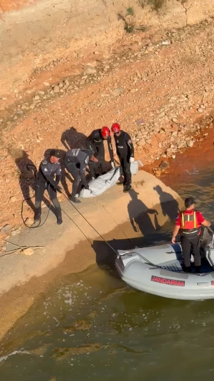 Vatandaşlar hareketsiz cisim sanmıştı: Acı gerçek sudan çıkarılınca anlaşıldı - Resim : 1