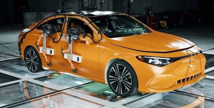 Mercedes iki CLA modelini 56 km/s hızla çarpıştırdı - Resim : 1