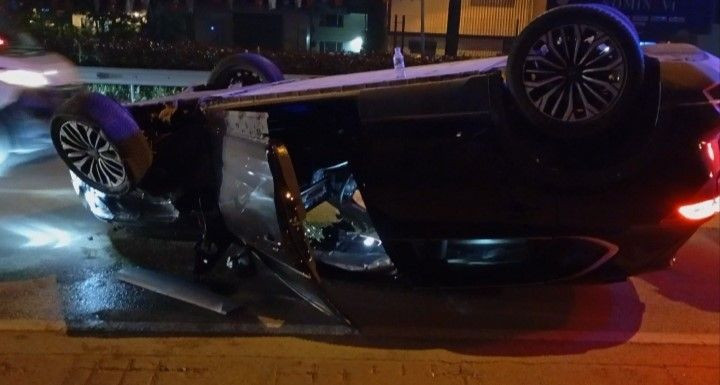 Bursa’da gece yarısı kaza: Çarpışan otomobillerden biri takla attı - Resim: 5
