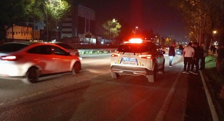Bursa’da gece yarısı kaza: Çarpışan otomobillerden biri takla attı - Resim: 1