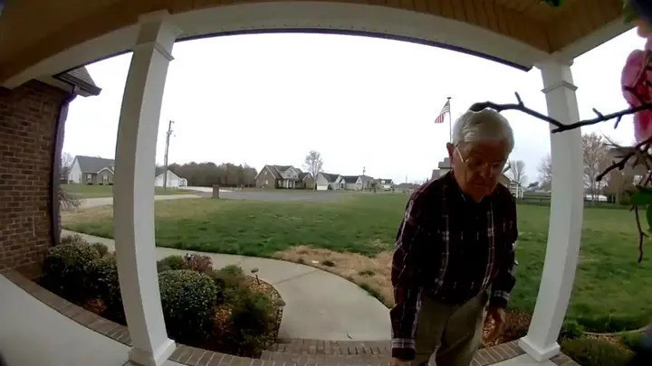 78 yaşında kuryelik yaparken çekilen videosu kaderini değiştirdi: 500 bin dolarlık mucize - Resim : 1