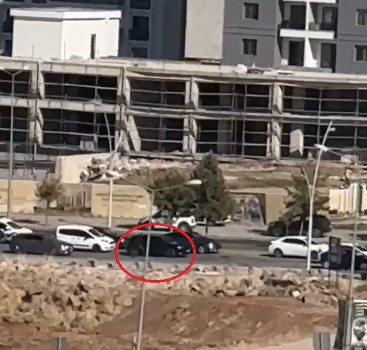 Silahlar konuştu: Cip delik deşik oldu: 3 kişi yara almadan kurtuldu: Saldırı anının görüntüleri ortaya çıktı - Resim: 3