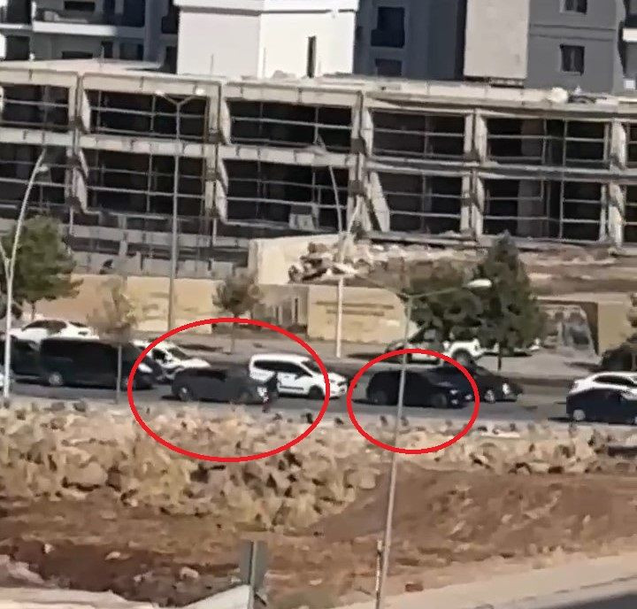 Silahlar konuştu: Cip delik deşik oldu: 3 kişi yara almadan kurtuldu: Saldırı anının görüntüleri ortaya çıktı - Resim: 1