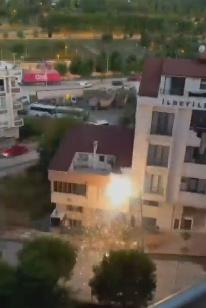 Ardı ardına patladı: Film izler gibi izlediler: Arnavutköy’de mahalle sokağa döküldü - Resim : 3