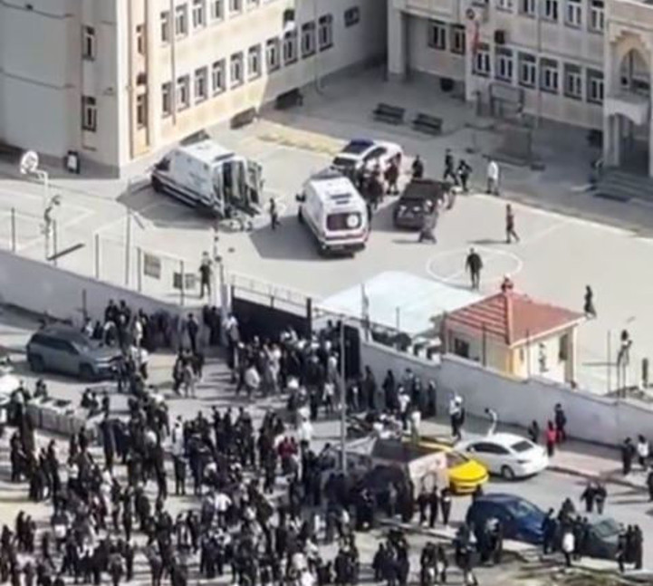 Esenyurt'taki okulda bıçaklı kavga: Yaralı öğrenciler var - Resim : 2