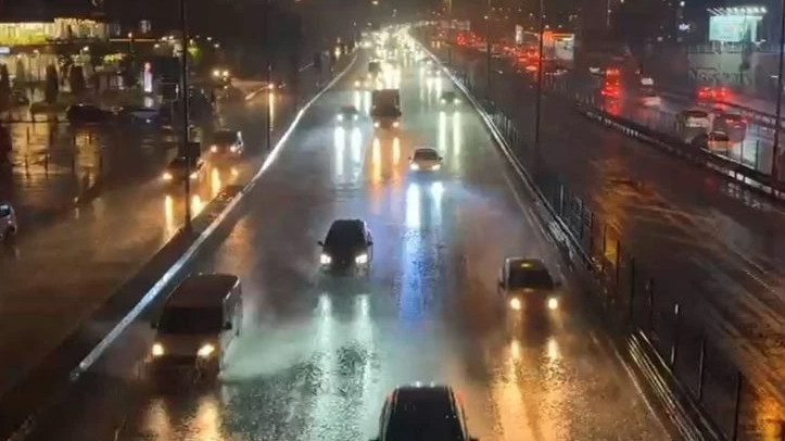 AKOM duyurdu: İstanbul’da sağanak ve fırtına hazırlığı - Resim: 4