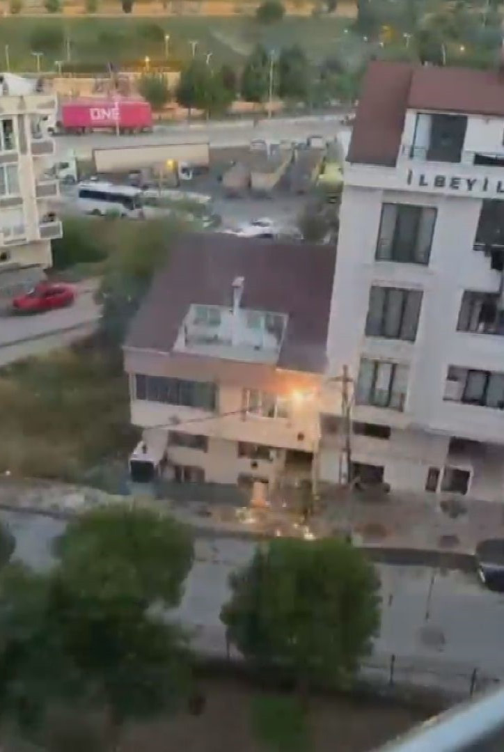 Ardı ardına patladı: Film izler gibi izlediler: Arnavutköy’de mahalle sokağa döküldü - Resim : 1