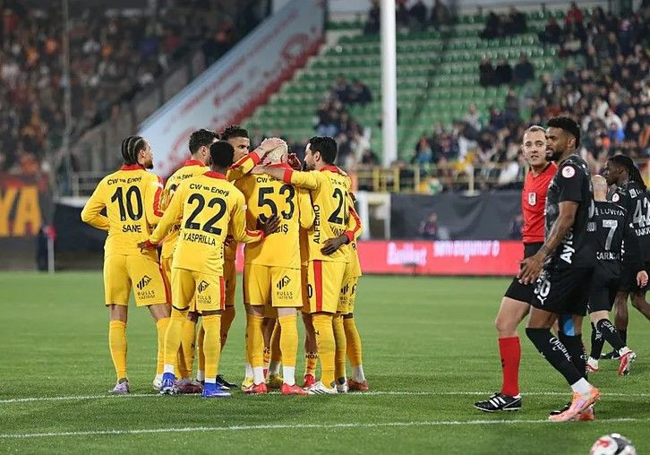 Cimbom rekor üstüne rekor kırıyor: Taraftarlar mağazalara akın etti - Resim: 7