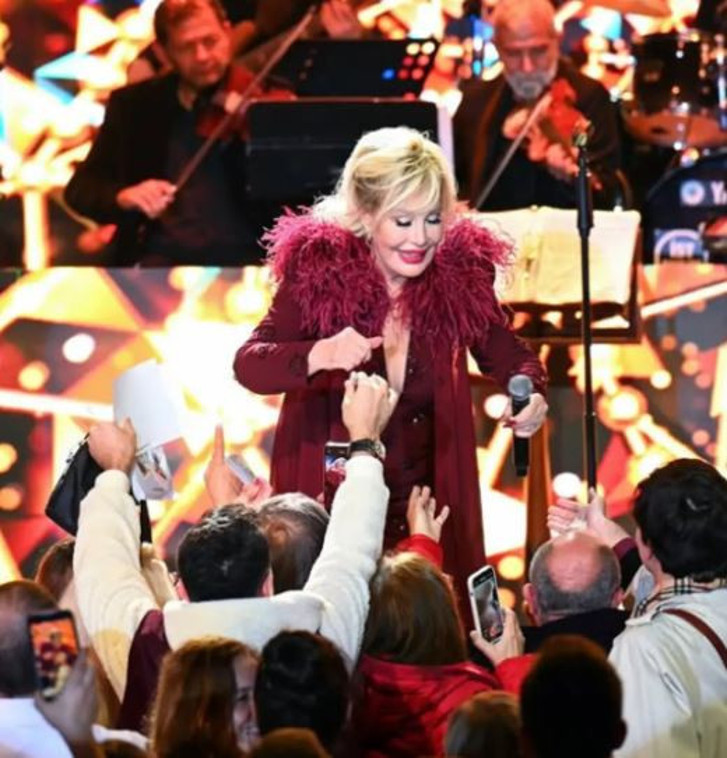 Emel Sayın hayranlarını endişelendirdi: İki büyük konserini iptal etti - Resim : 2